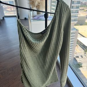 SOLD ❗️ Off the shoulder hunter green shirt